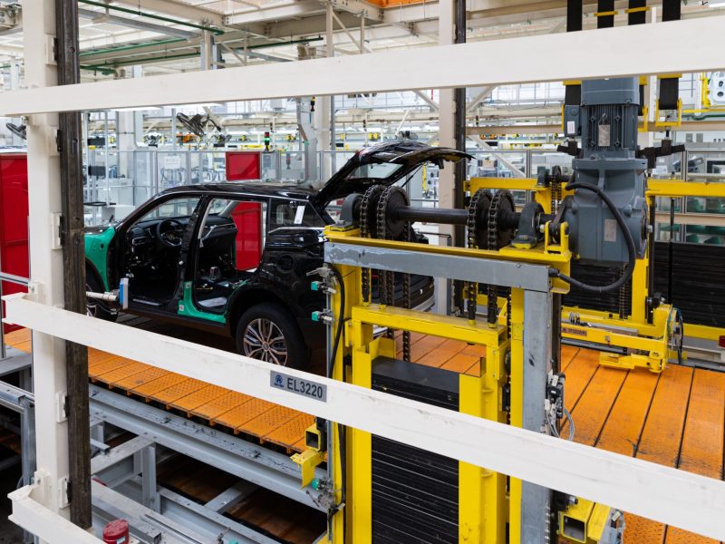 photo-automobile-production-line-welding-car-body-modern-car-assembly-plant-auto-industry-interior-hightech-factory